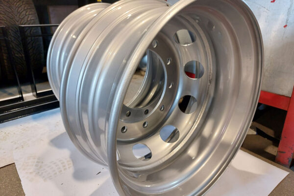 powdercoat-truck-wheel-silver